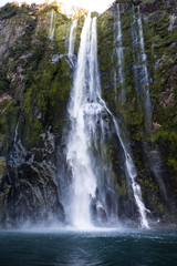 Fototapeta na wymiar Großer Wasserfall in Milford Sound