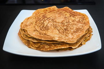 Crepe Pfannkuchen eingerollt und dekoriert auf weißem Teller