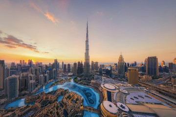 Luchtfoto van Burj Khalifa in Dubai Downtown skyline en fontein, Verenigde Arabische Emiraten of Verenigde Arabische Emiraten. Financiële wijk en zakenwijk in slimme stedelijke stad. Wolkenkrabber en hoogbouw bij zonsondergang.