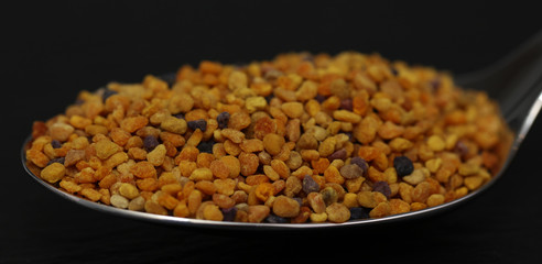 Propolis Blütenpollen Bienenpollen auf einem Löffel