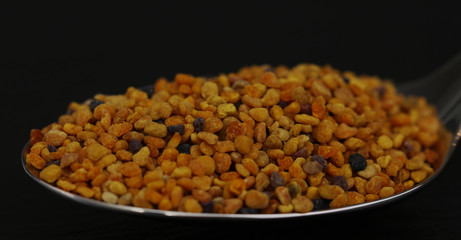 Propolis Blütenpollen Bienenpollen auf einem Löffel