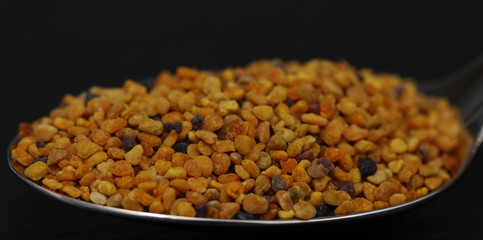 Propolis Blütenpollen Bienenpollen auf einem Löffel