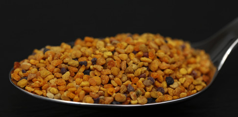 Propolis Blütenpollen Bienenpollen auf einem Löffel