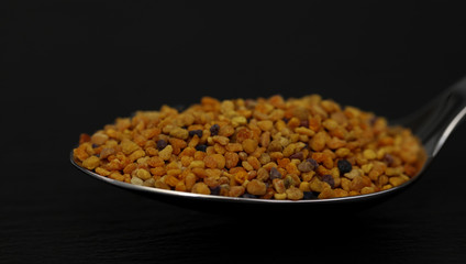 Propolis Blütenpollen Bienenpollen auf einem Löffel