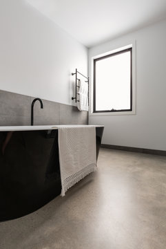 Freestanding black bath