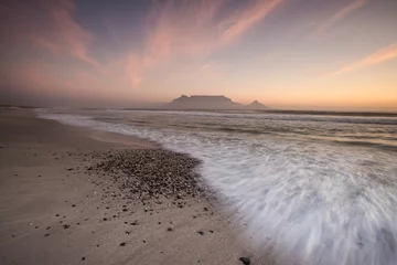 Photo sur Plexiglas Montagne de la Table Wide angle view of Table Mountain, one of the natural seven wonders of the world, as seen from Blouberg Beach in Cape Town South Africa