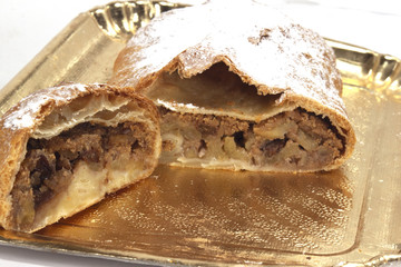 Strudel di mele e uvetta tradizionale trentino con crema pasticcera