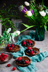 vegan chocolate tartlets with avocado chocolate pudding.style  vintage