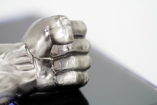 Mit der metalfaust aufs smartphone kloppen 