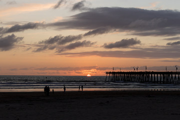 Obraz premium Wonderful view of the sunset and the pier in the city of Pismo Beach, California, USA. Golden hour.