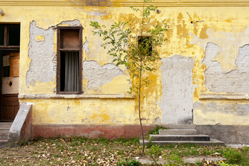 Fototapeta na wymiar Abandoned old house with faded paint