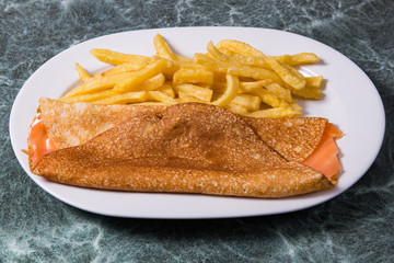 Crepe with salmon, cheese filadelfia and potato