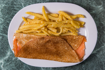 Crepe with salmon, cheese filadelfia and potato