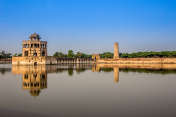 Obraz premium Architecture and Lake of Hiran Minar, Sheikhupura, Pakistan
