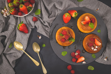 Caramel custard puddings