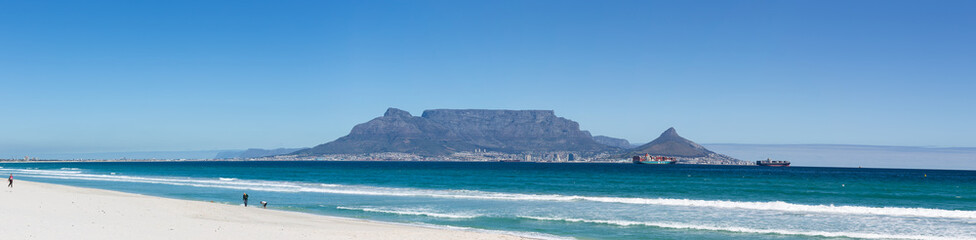 Groothoekbeeld van de Tafelberg gezien vanaf Blouberg Beach in Kaapstad, Zuid-Afrika