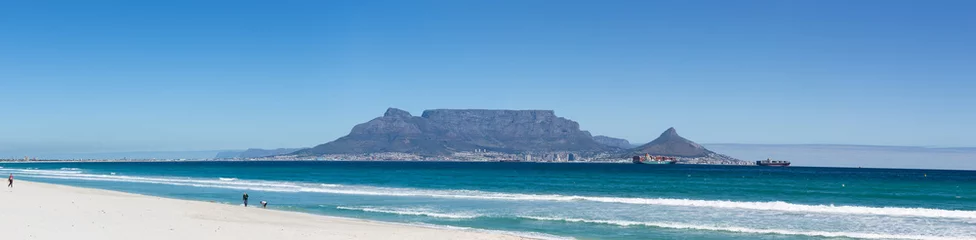 Crédence de cuisine en verre imprimé Montagne de la Table Vue grand angle de Table Mountain vu de Blouberg Beach à Cape Town Afrique du Sud