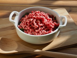 신선한 음식 재료 다진 소고기 