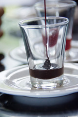 Vertiendo Sirope de café / Pouring coffee syrup
