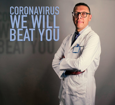 Medico con cartel que dice "Coronavirus we will beat you"