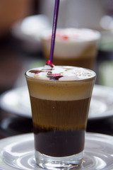 Shot de café con espuma y sirope