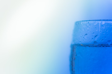 汗をかいたグラスの夏のカクテル