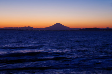 房総半島から見る夕暮れの富士山