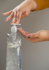 mujer lavandose las manos con antibacterial prevencion corona virus covid-19 coronavirus