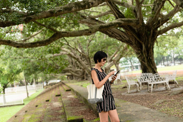 Naklejka premium woman stand on a stairs and use cellphone