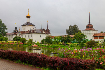 Fototapeta na wymiar Church of St. Nicholas the Wonderworker and garden pond in Tolga convent in Yaroslavl, Russia