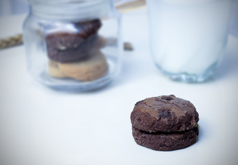chocolate cookies and milk 