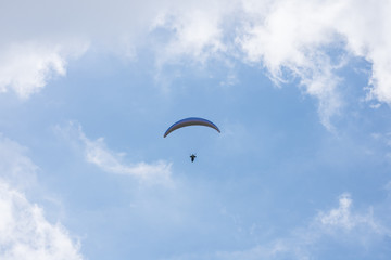 paragleiter am blauen himmel mit wolken