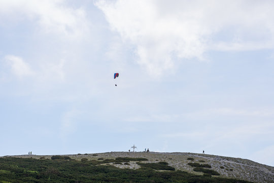 paragleiter und wanderer im gebirge