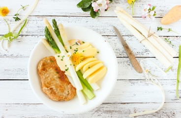 Spargel Teller frisch weiß grün weißer grüner Stangen mit Schnitzel und Kartoffeln