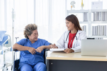 Obraz premium Young attractive Asian doctor is discussing to the patient about her symptoms, healtcare and hospital concept.