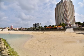 日本の沖縄の北谷町の大きな建物と海岸