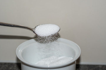 Löffel in der Salz - Zucker schüssel
