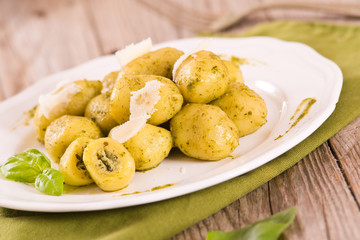 Potato gnocchi stuffed with pesto sauce.