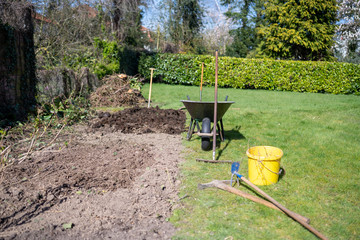 Gartenarbeit im Frühjahr, Rasen sähen - zu hause bleiben