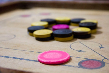 A game of carom set and ready to play. A game of carrom with pieces carrom man on the board carrom. Carom board game, selective focus. - obrazy, fototapety, plakaty