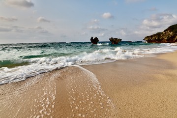 ハート岩，日本の沖縄のエメラルドグリーンの海と海岸