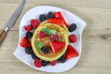 pancakes aux fruits rouges dans une assiette