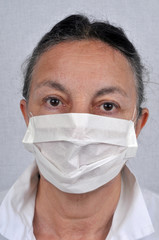 Infirmière avec un masque de protection