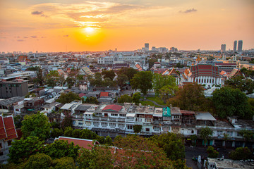 Obraz premium Sunset on golden mountain, Bangkok panoramic view, Bangkok, Thailand