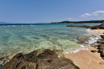 日本の沖縄のエメラルドグリーンの海と海岸