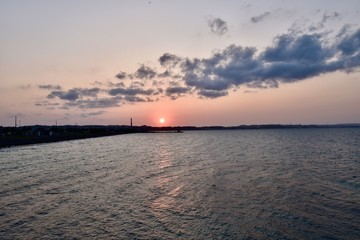 日本の沖縄の美しい夕焼け