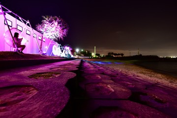 日本の沖縄のエメラルドブルーのナイトビーチ，北谷町