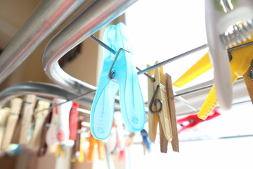 W&auml;scheklammern an leerem W&auml;schest&auml;nder Nahaufnahme