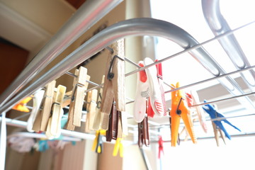 W&auml;scheklammern an leerem W&auml;schest&auml;nder Nahaufnahme