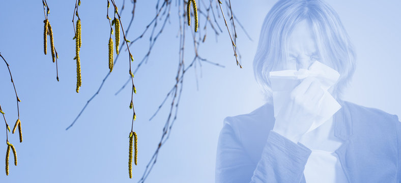niesende Frau mit birkenpollen allergie